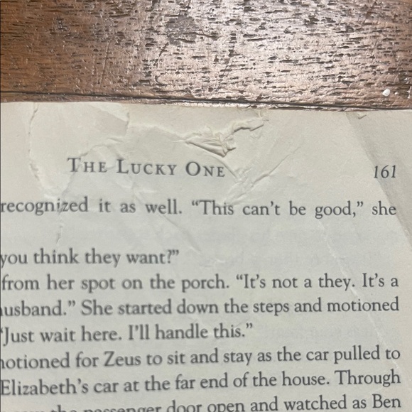 The Lucky One by Nicholas Sparks Book paperback book - Picture 9 of 12